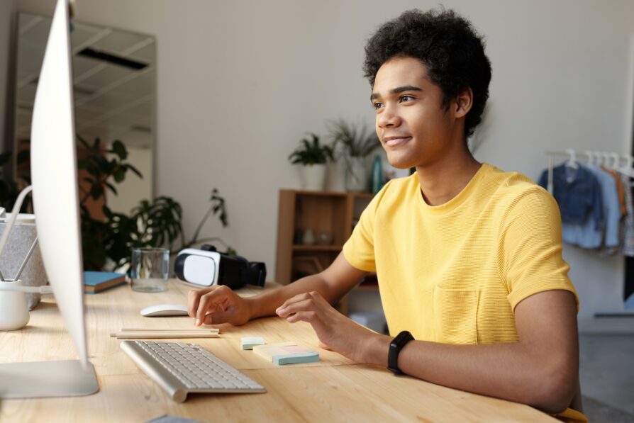 medio estudiante afroamericano tomando clases en línea en oregon