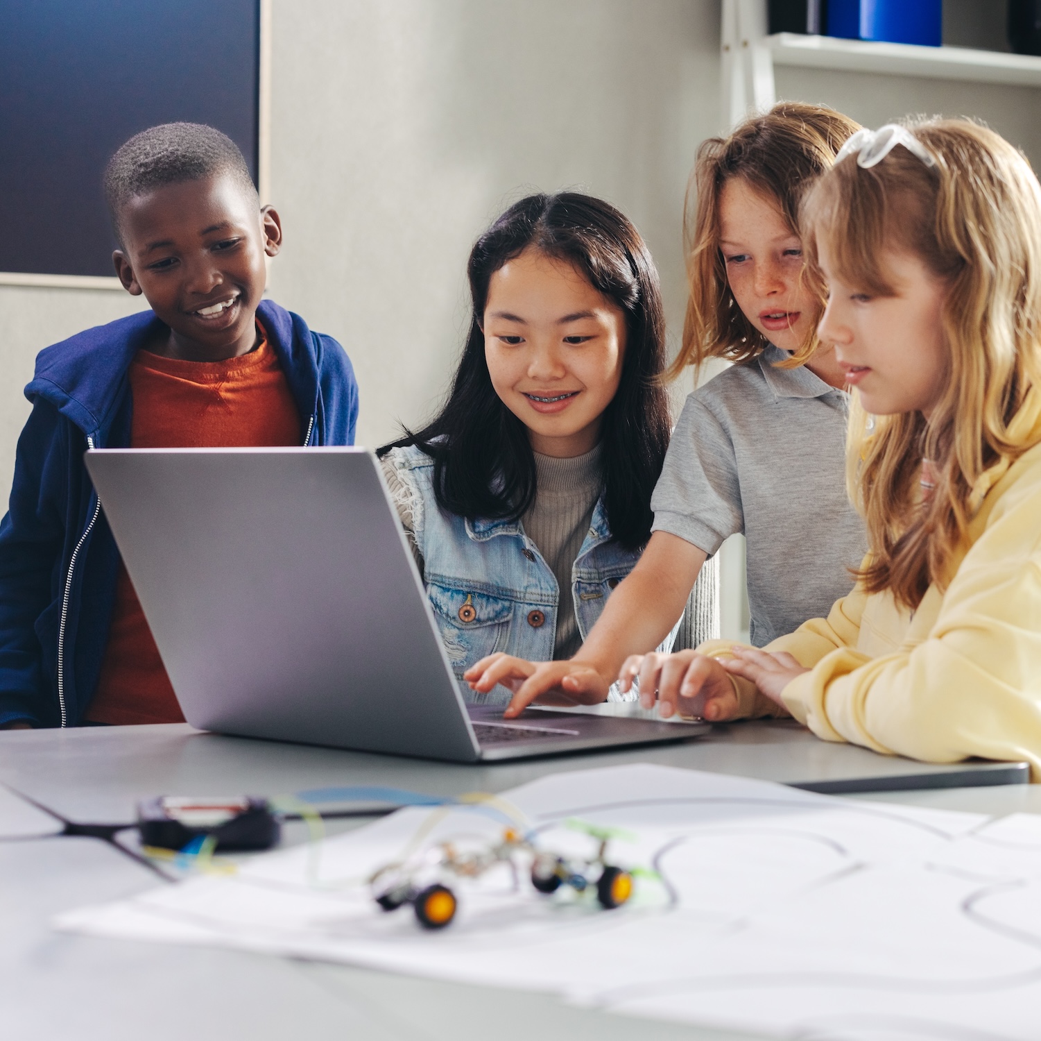 Group,Of,Diverse,School,Kids,Learning,How,To,Program,Robots